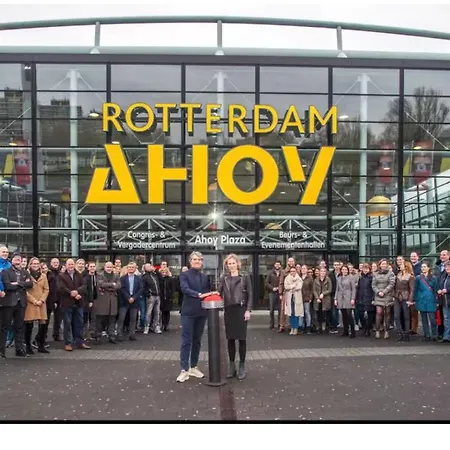 A Double Bedroom Next To Zuidplein Metro Station And Ahoy Arena Available For One Person Privat bolig *