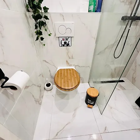 A Double Bedroom Next To Zuidplein Metro Station And Ahoy Arena Available For One Person * 로테르담