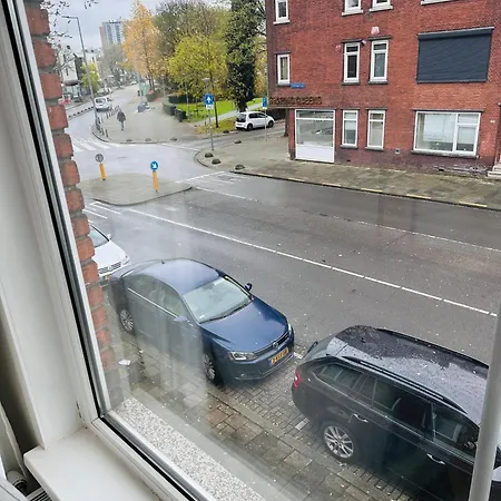 홈스테이 A Double Bedroom Next To Zuidplein Metro Station And Ahoy Arena Available For One Person 로테르담