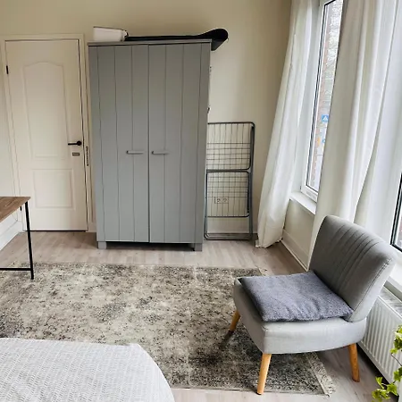 홈스테이 A Double Bedroom Next To Zuidplein Metro Station And Ahoy Arena Available For One Person *