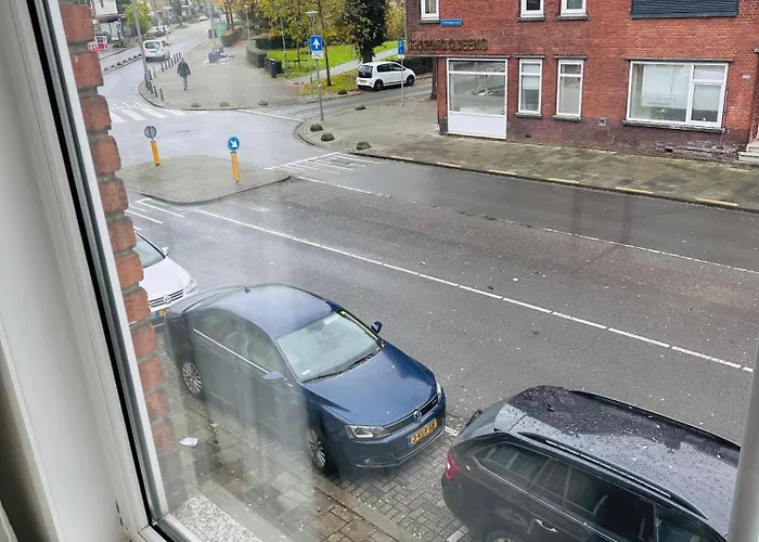 Séjour chez l'habitant A Double Bedroom Next To Zuidplein Metro Station And Ahoy Arena Available For One Person Rotterdam