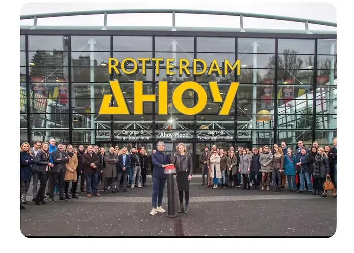 A Double Bedroom Next To Zuidplein Metro Station And Ahoy Arena Available For One Person Séjour chez l'habitant *