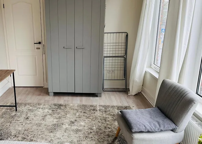 Accommodatie bij particulieren A Double Bedroom Next To Zuidplein Metro Station And Ahoy Arena Available For One Person *